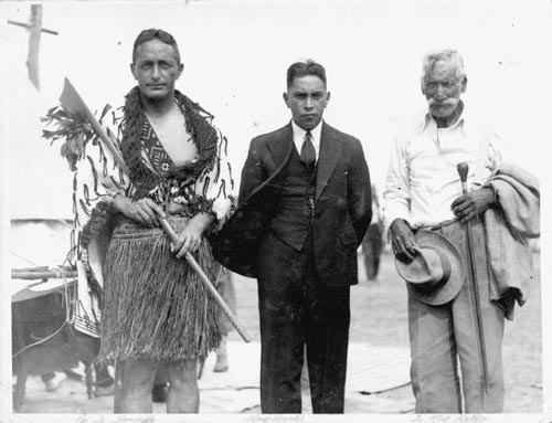 Pei Te Hurinui Jones (left), Korokī (centre), and Te Kiri Katipa