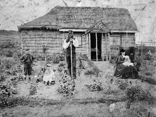 Māori and Pākehā families: the Lister family in their garden