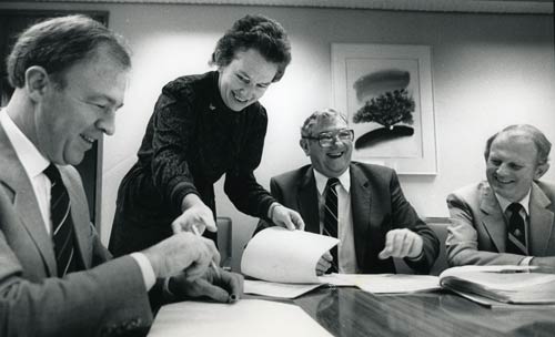 Signing the first contract of a state services chief executive, 1988