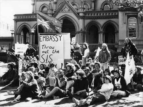 Protests against the NZSIS Amendment Bill 1977: picketing Parliament