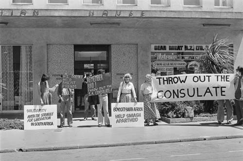 Picketing the South African consulate, 1977