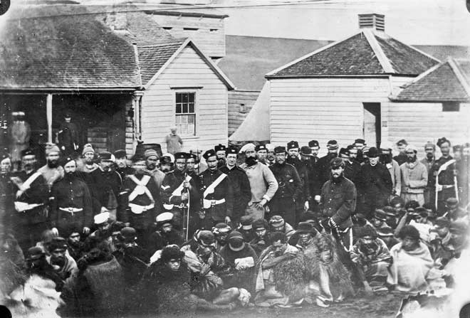 Imperial regiments and colonial forces with Māori prisoners, Whanganui, 1867
