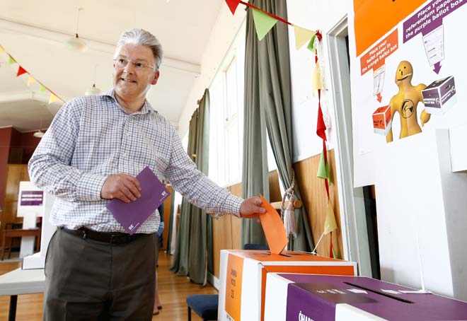 Peter Dunne voting in the 2011 referendum 