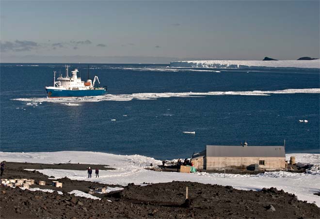 Cruise ship in the Ross Sea