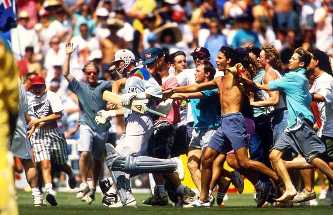 Martin Crowe chased by fans 