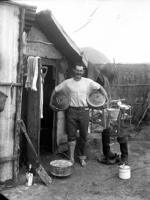 Male cook, Ahipara gumfields, 1910s