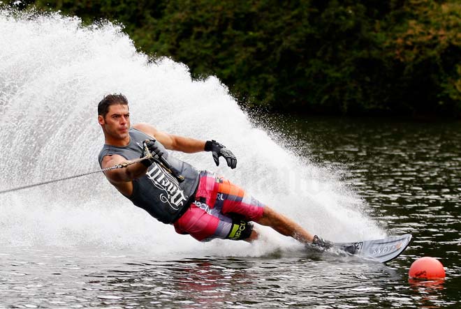  Slalom water skiing