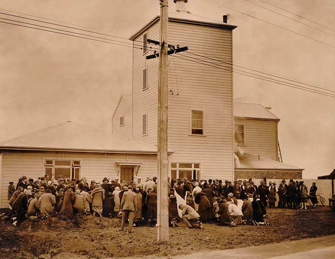 Protesters outside the Waitemata Brewery, 1929