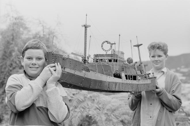 Playing with Meccano, 1986