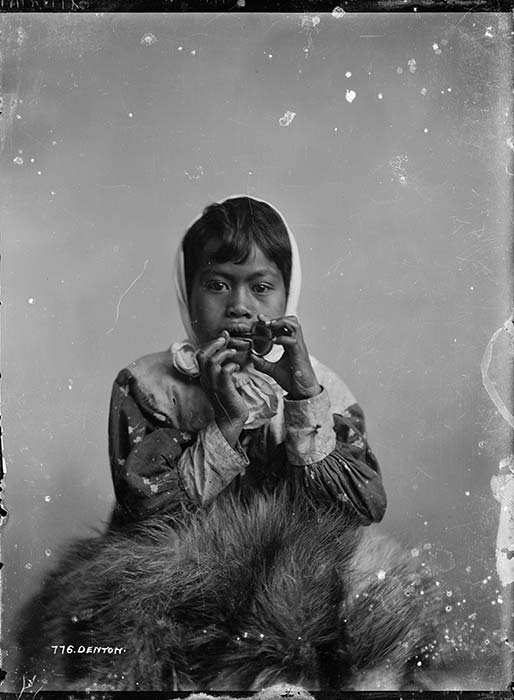 Māori girl playing a Jew's harp, early 1900s