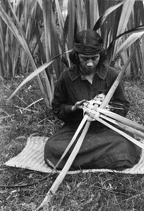 Weaving a rourou, 1921