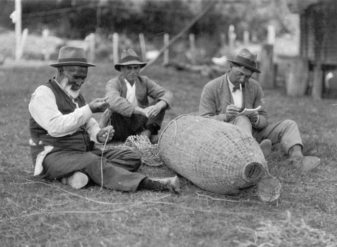 Making a hīnaki, early 1920s