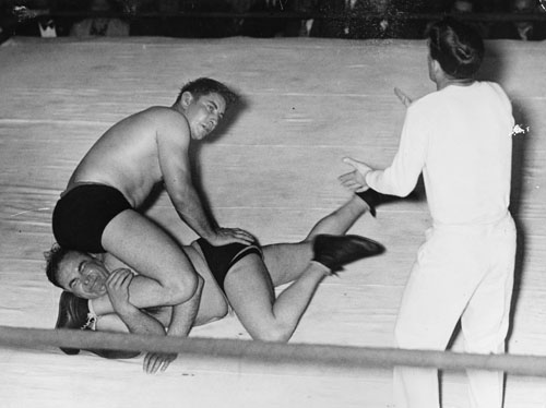 Wrestlers at the Wellington Town Hall, 1939