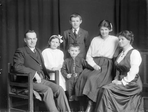 Thomas Cuddie Brash and his family, 1918