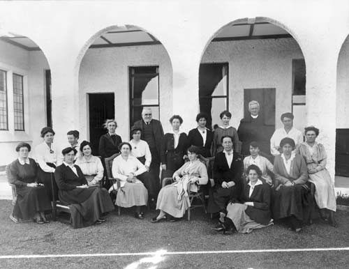 Isabel Fraser and first staff of Iona College, Havelock North