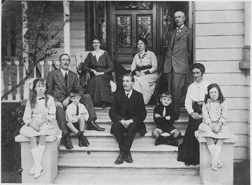 Archibald Logan (seated, second from left) and members of his family, Auckland, 1915