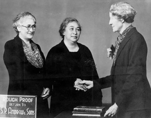 Rīpeka Wharawhara Love (centre) with Victoria Amohau Bennett (left) and Lilian Priscilla Wakefield (right) in 1940