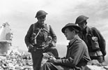 Peter McIntyre (centre) at Cassino, Italy, April 1944
