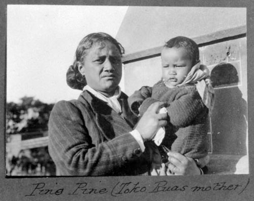 Pinepine Te Rika and child, 1916