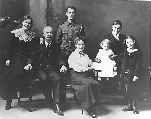 Dugald Louis Poppelwell and his family, about 1915
