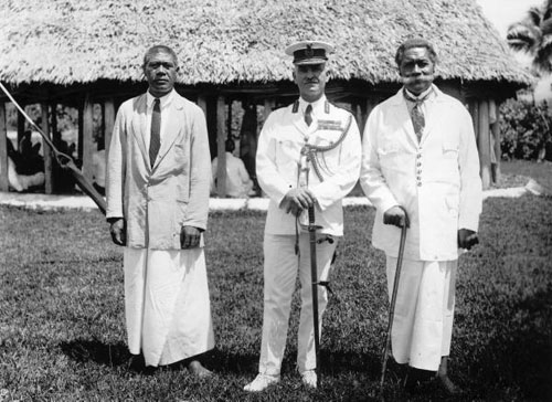 George Spafford Richardson with high-ranking Samoan chiefs Malietoa Tanumafili II (left) and Mata'afa Faumuina Fiame Mulinu'u I.