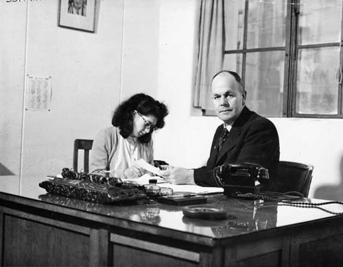 Under-secretary for Māori Affairs Tipi Tainui Rōpiha and his secretary, Miss M. Butler, September 1949