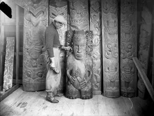 Master wood carver Pineāmine Taiapa with examples of traditional carving
