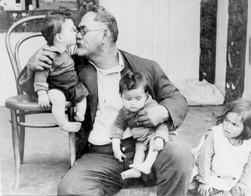 Takurua Tamarau and his grandchildren