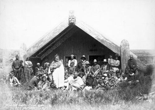Māori outside a meeting house at Waipahihi, with Te Rangitāhau standing at the front