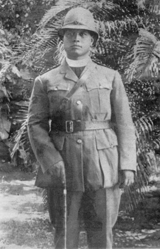Hēnare Wēpiha Te Wainohu, photographed in army chaplain's uniform during the First World War