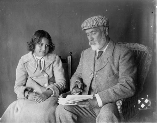 Hoani Paraone Tunuiarangi with his daughter
