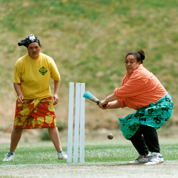 Vitoria Faasoo plays cricket
