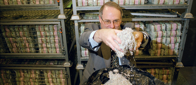 Reserve Bank chief currency manager Brian Lang with shredded surplus bank notes