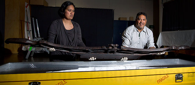 Auckland Museum staff with with Tangonge, 'the Kaitāia lintel', in 2012