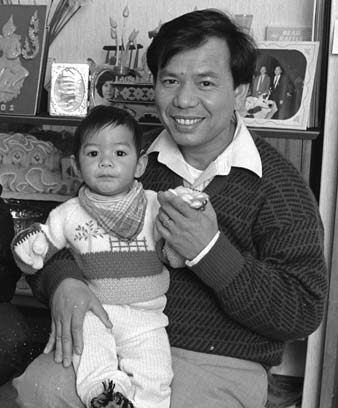 Souphong Lanthong and his son in Wellington, 1988