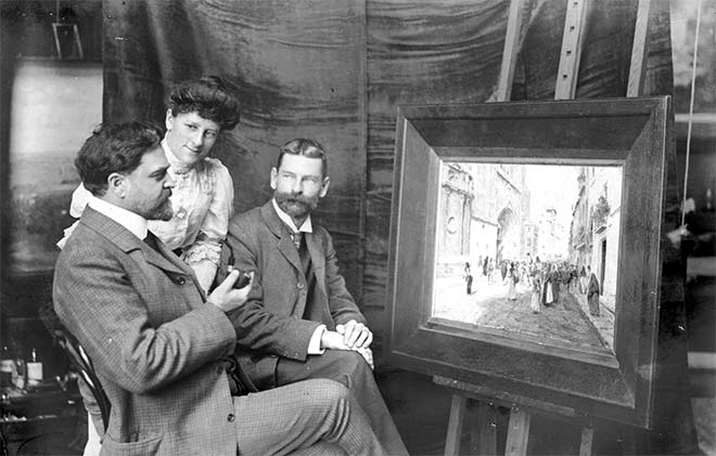 Admiring a painting, around 1910