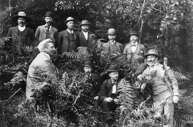Newspaper proprietor George Edgecumbe (right) with other Hamilton men, 1895