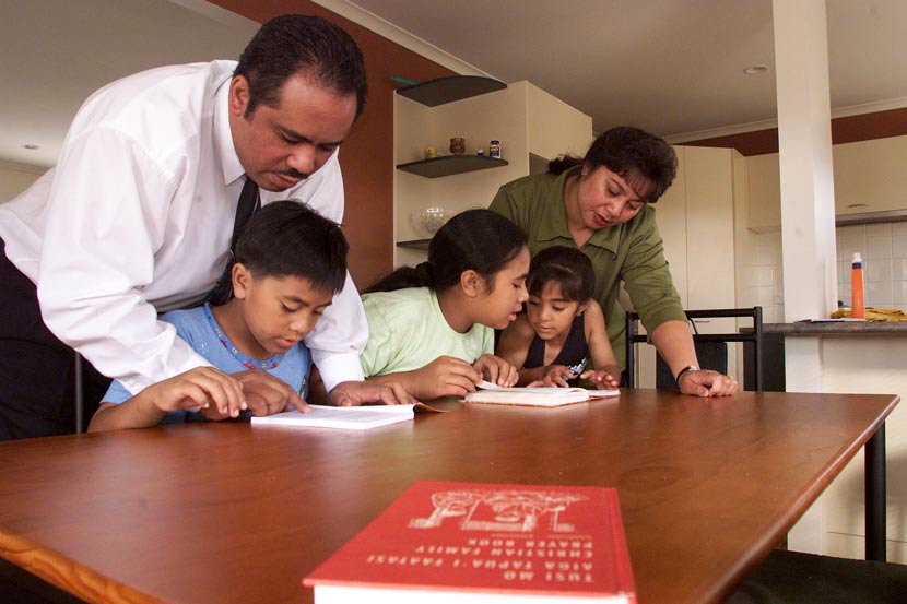 The Aukuso family learning Samoan