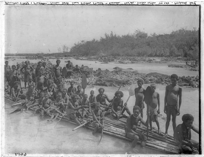 Tāngata o ngā moutere o Torres Strait kei te hoe waka mōkihi, 1906