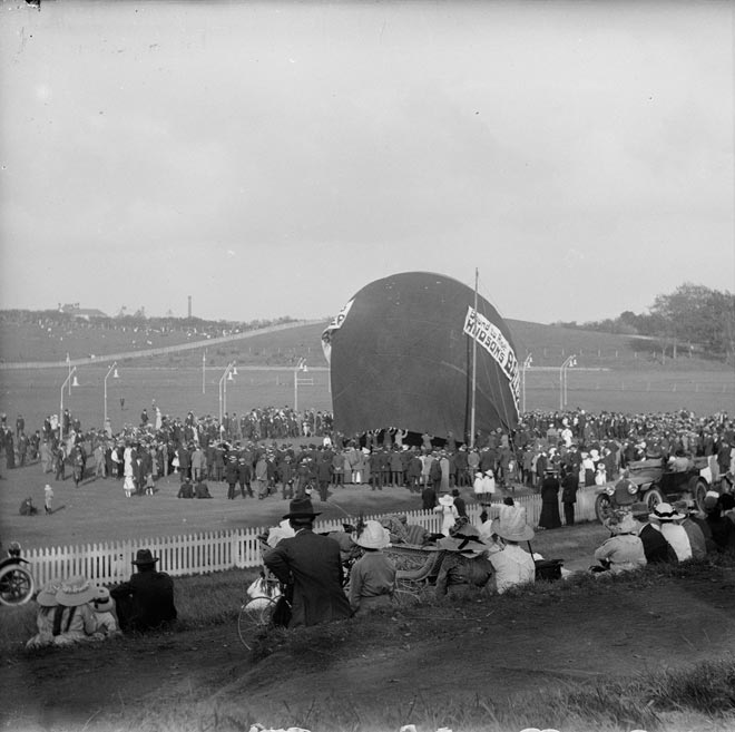 A balloon launch, 1914 