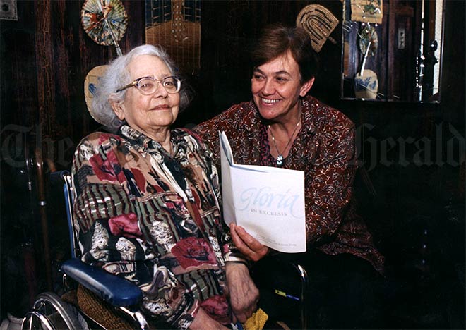 Gloria Jasmine Rawlinson with Riemke Ensing, 1995