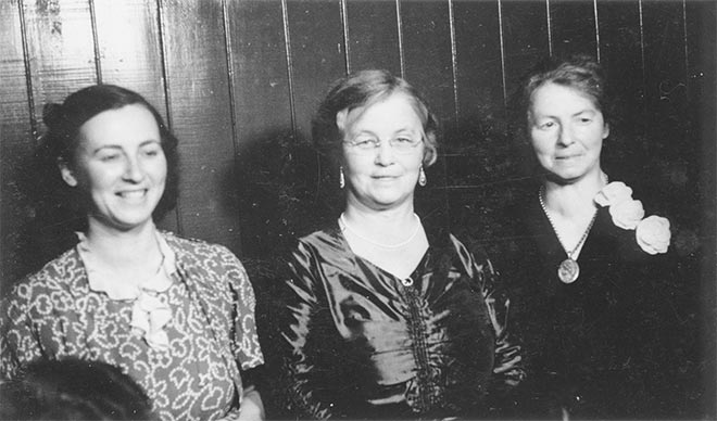 Winifred Valentine (centre), with her niece Mary Fell (left) and school friend Jean Templeton (right), at Waikouaiti School jubilee, 1940