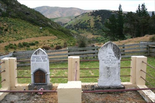Lonely graves near Millers Flat