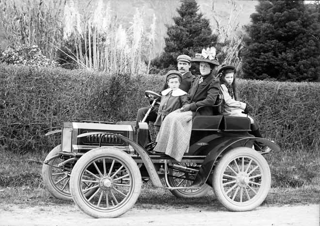 Early motoring family