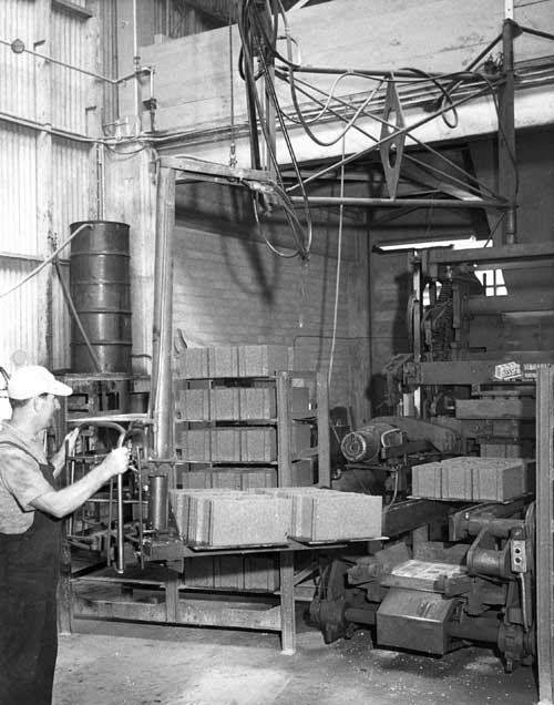 Concrete block plant – Building trades – Te Ara Encyclopedia of New Zealand