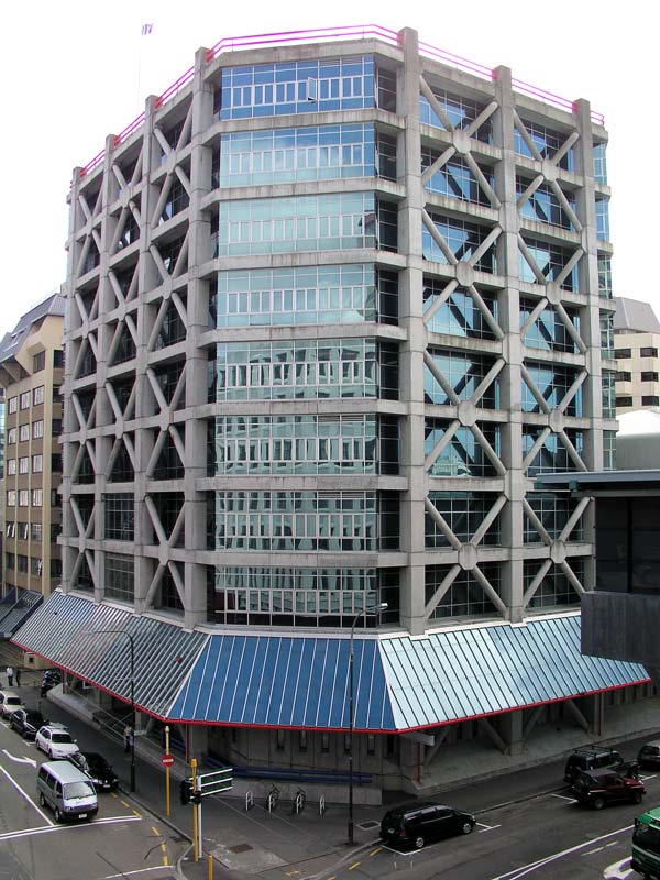 Earthquake-resistant building