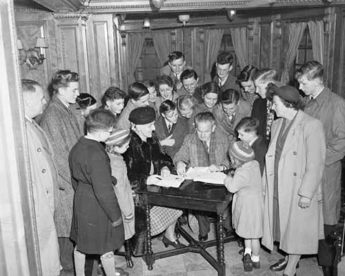British children arrive in Auckland, 1949