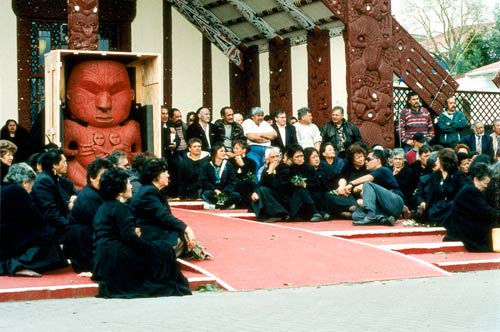 Pūkaki returns to Te Papa-i-Ouru marae, 1997