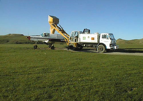 Fertiliser loader and topdressing aircraft