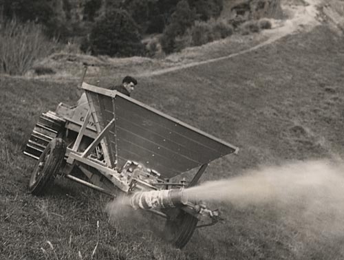 Fertiliser blower